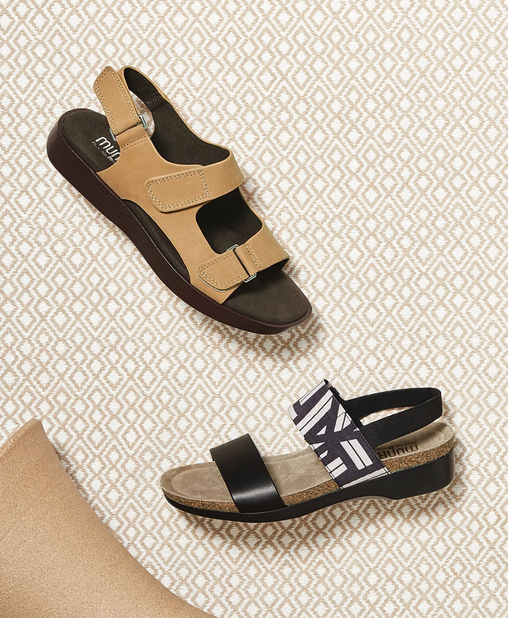 MUNRO Sandals* black~white